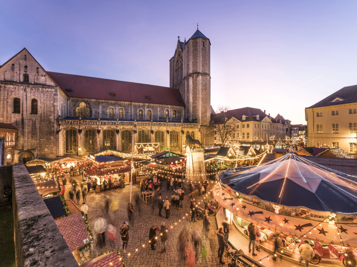 Vom 23. November bis zum 29. Dezember bringt der Braunschweiger Weihnachtsmarkt adventliche Stimmung auf die Plätze rund um den Dom St. Blasii und die Burg Dankwarderode. 