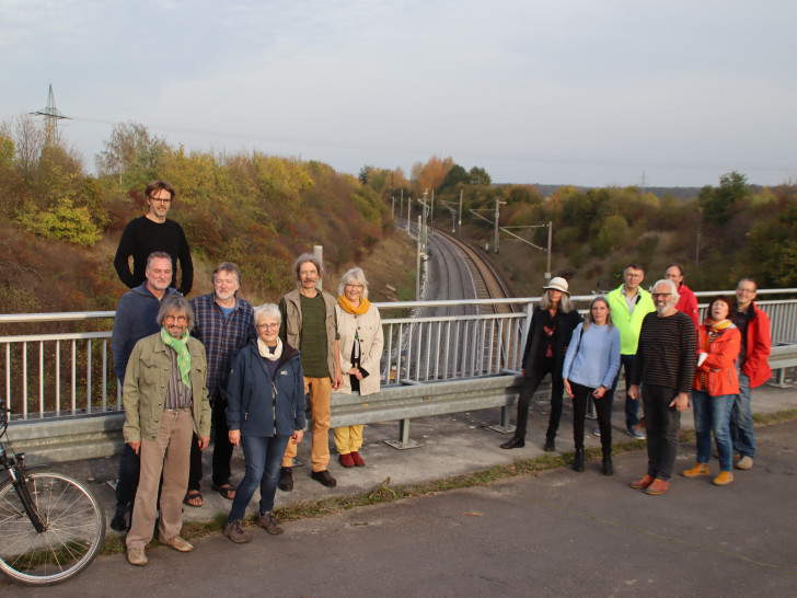 Cremlinger Grüne beim Ortstermin an der Bahnstrecke bei Weddel.