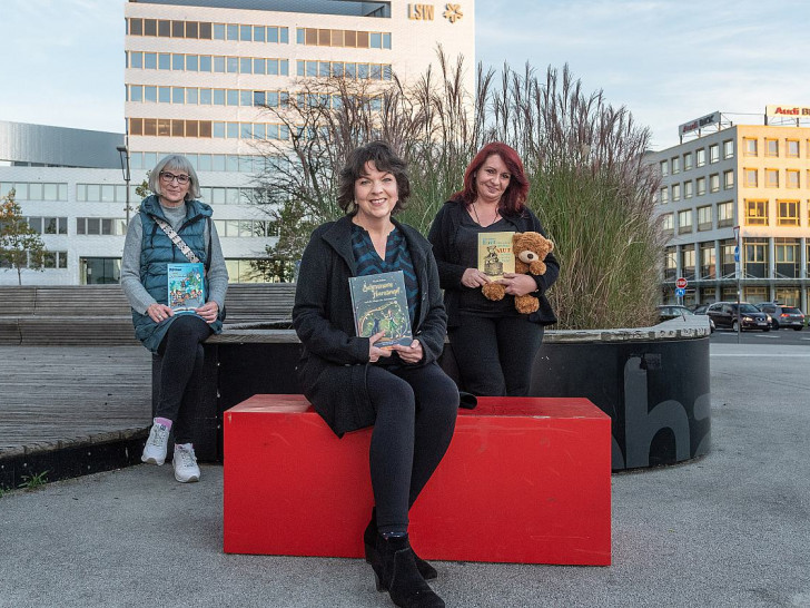 Die Kinderbuchautorinnen Ulrike Köppe (li.), Nicole Schaa und Mirjam Jasmin Strube (re.) wollen mit ihren Geschichten rund um Feen, Drachen und Bären die Leselust und Fantasie bei Kindern wecken.