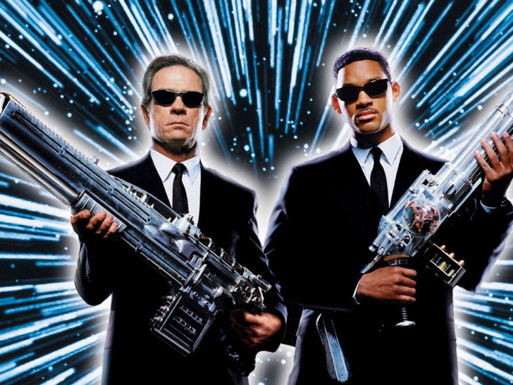 Die Agenten K (Tommy Lee Jones, rechts) und J (Will Smith) nehmen in "Men in Black" mit Superwaffen den Kampf gegen eine feindselige Alien-Kakerlake auf. (Bild: RTL / Columbia Pictures Industries)