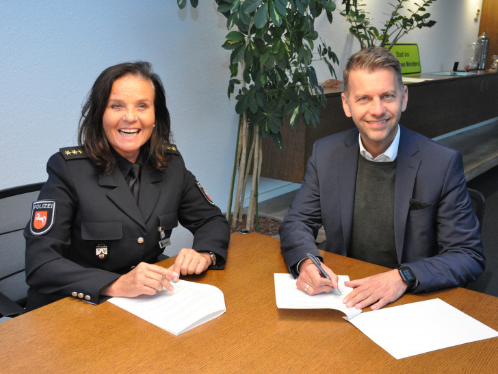 Polizeichefin Petra Krischker und Oberbürgermeister Dennis Weilmann unterzeichnen die Sicherheitspartnerschaft. 