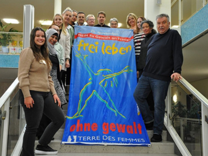 Wehen als Zeichen der Solidarität auf dem Rathausplatz: Die Flaggen der Organisation Terre des Femmes.