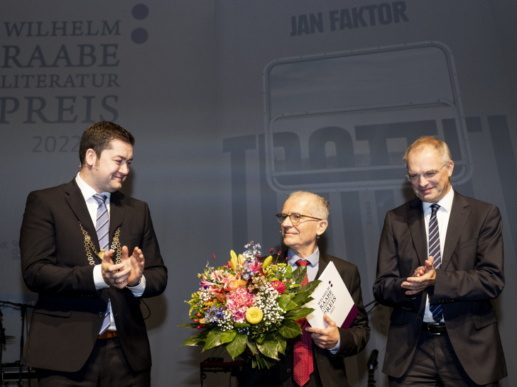 Oberbürgermeister Dr. Thorsten Kornblum, Jan Faktor und Stefan Raue (v. li.).
