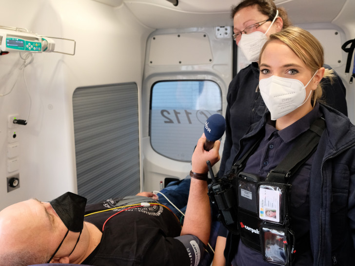 NDR-Redakteur interviewt Notfallsanitäterin Saskia Gebhardt (re.) und Rettungssanitäterin Lena Klauenberg. 
