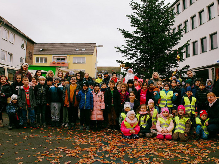 Traditionelles Weihnachtsbaumschmücken in der Nordstadt bekam Besuch vom Weihnachtsmann