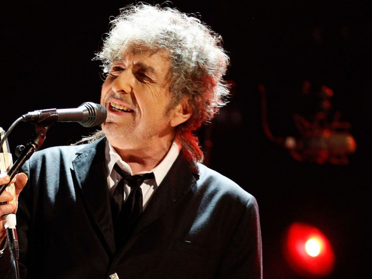 Musiker Bob Dylan veröffentlichte mit dem Verlag "Simon & Schuster" das Buch "The Philosophy of Modern Song". Doch bei der limitierten Auflage soll er die Exemplare gar nicht selbst unterschrieben haben. (Bild: 2012 Getty Images/Christopher Polk)