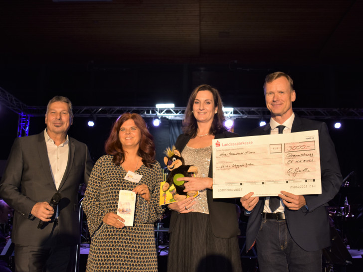  Polizeipräsident Michael Pientka, Myrna Fricke und Stefanie Braun vom Verein WegGefährten, Oliver Grotha mit dem Scheck.