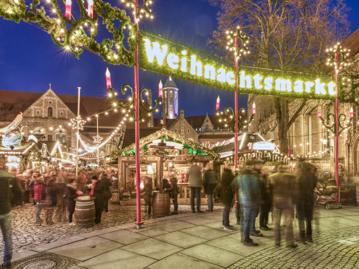 An den Treppen auf dem Burgplatz findet am Mittwoch ab 17:45 Uhr die traditionelle Eröffnung des Braunschweiger Weihnachtsmarkts statt. 