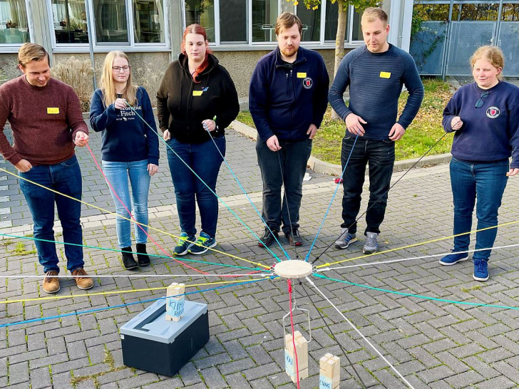 In verschiedensten erlebnispädagogischen Spielen schulten die Teilnehmenden ihr Miteinander.