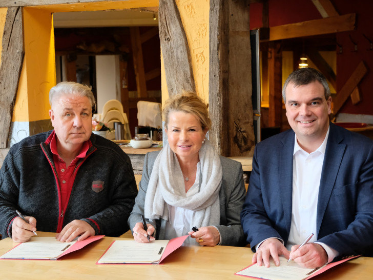 Bocksberg-Investor Heiko Rataj, Goslars Oberbürgermeisterin Urte Schwerdtner und Landrat Dr. Alexander Saipa (von links) bei der Unterzeichnung des städtebaulichen Vertrages. Der Weg für den Bau einer zweiten Sommerrodelbahn ist nun frei. 