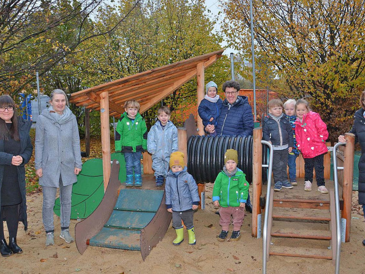 Die Kinder haben das neue Spielgerät schon erkennbar ins Herz geschlossen. Darüber freuten sich auch (v. l. ) Kilindum-Leiterin Anika Kalisch mit Juliane Witte (daneben), Dörthe Hahne (Mitte) sowie Bettina Vogler-Klages von der Hans und Helga Eckensberger Stiftung (re)..)