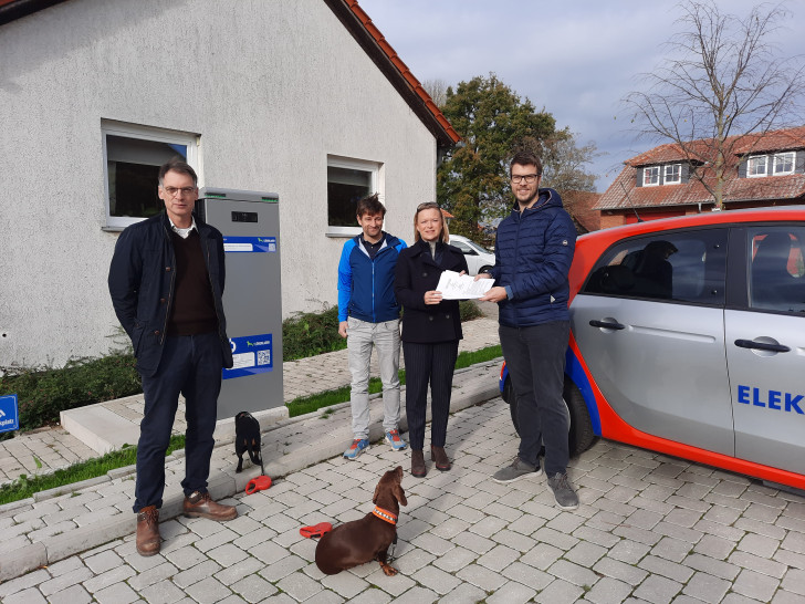 Bei der offiziellen Inbetriebnahme der Ladesäulen (von links): Knut Riggert, Samtgemeindemitarbeiter Timo Löffler, Bürgermeisterin Dunja Kreiser und Daniel Hünnerkopf (Fa.KOM-DIA), gesundheitsbedingt fehlt Christiane Wagner-Judith, VA Mitglied.