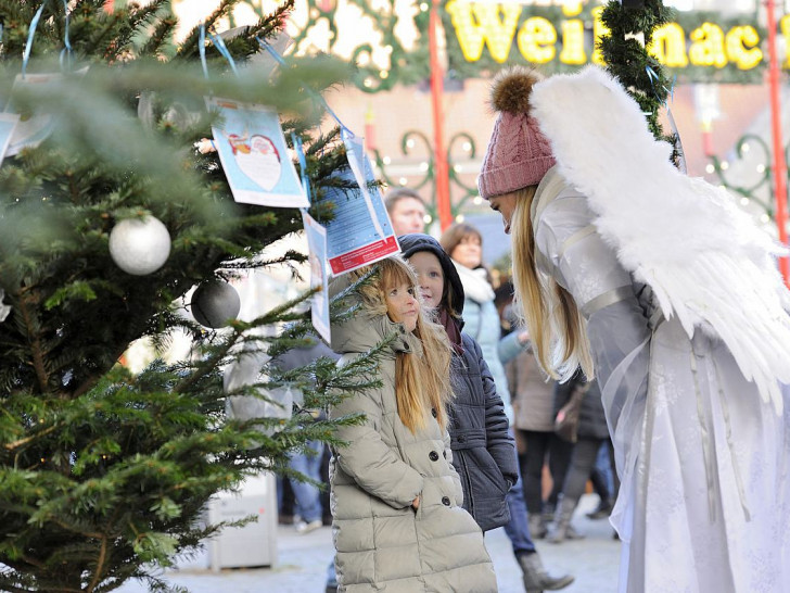 Am Samstag, 26. November, hängen rund 300 Weihnachtswünsche in der Braunschweiger Innenstadt von den Zweigen des AAI-Wunschbaums und warten auf großzügige Weihnachtswichtel.