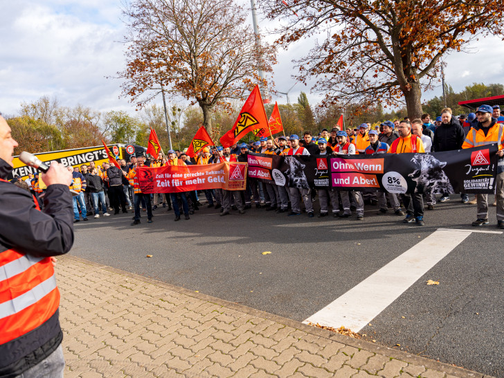 Warnstreiks vor den Werkstoren von Alstom in Salzgitter.