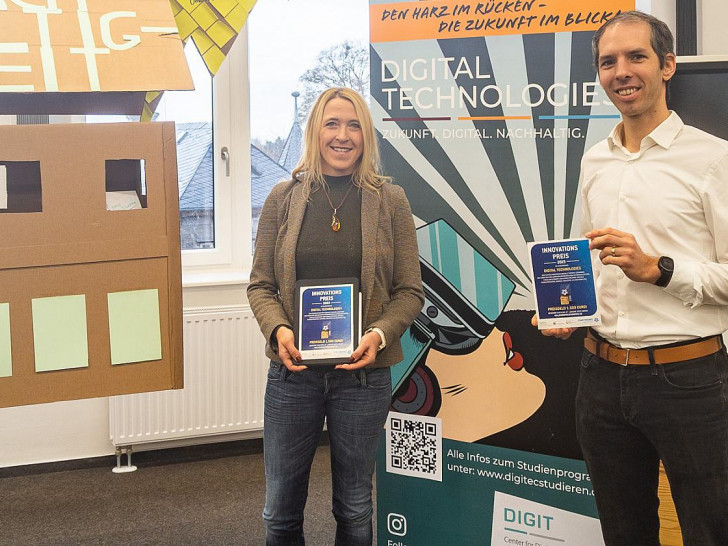 v.l.: Sabrina Lampe (Stadtwerke Wolfsburg) und Prof. Dr. Tamás Kurczveil (Ostfalia Hochschule) stellten den Studierenden am 25.11.2022 den Innovationspreis vor.