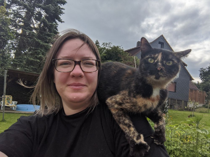 Friederike aus Langelsheim mit ihrer „sonnenanbetenden und abenteuerlustigen“ Katze Vally.