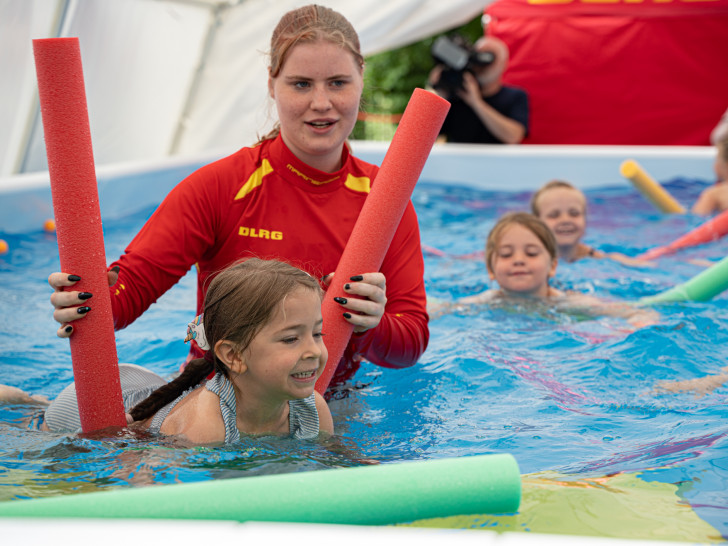 Der DLRG Landesverband Niedersachsen befürchtet, dass nun noch weniger Kinder das Schwimmen lernen. 