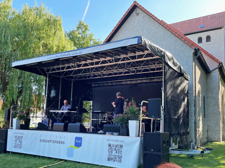 Die Stiftung Zukunftsfonds Asse weist auf Bühnenanhänger-Verleih hin.