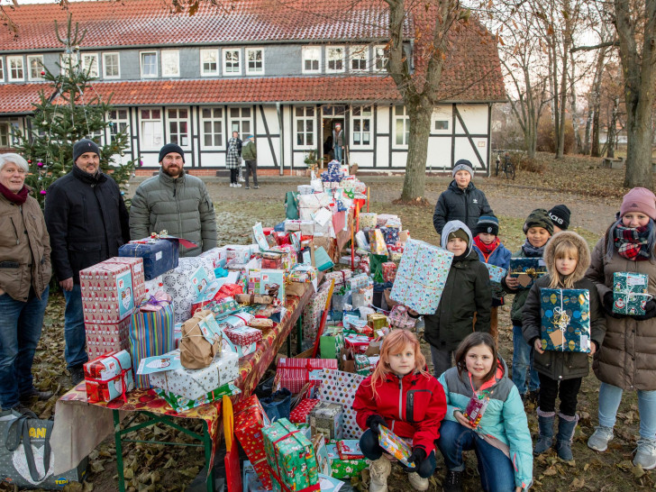 Die Organisatoren und Förderer der AAI-Wunschbaum-Aktion freuen sich über die Erfüllung von rund 300 Weihnachtswünschen: (v. l. n. r.) Per Møller (Remenhof gGmbH), Michael Wohlrab (event-service-bs), Jean-Luc Hänel (Arbeitsausschuss Innenstadt Braunschweig e. V.)