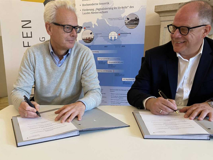 Olaf Schmidt (links), Geschäftsführer des Flugplatzes Emden, und Michael Schwarz, Geschäftsführer des Flughafens Braunschweig-Wolfsburg, unterzeichneten den Kooperationsvertrag.