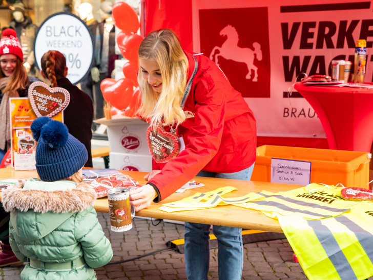 Am ersten Adventswochenende informierte die Braunschweiger Verkehrswacht in der Innenstadt über ihre Projekte und nahm Spenden entgegen.