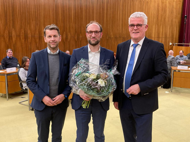 Jens Hofschröer, neuer Dezernent für Digitales und Wirtschaft, gemeinsam mit Oberbürgermeister Dennis Weilmann (links) und dem Ratsvorsitzenden Ralf Krüger (rechts).