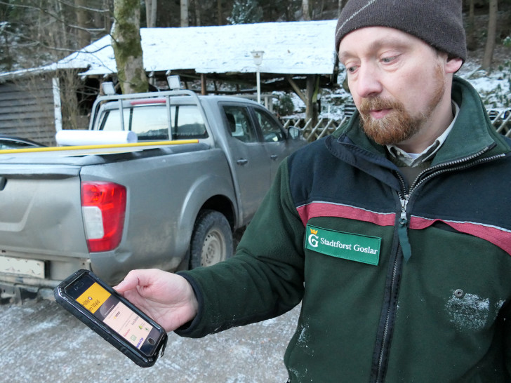 Marcel Möller, Betriebsleiter der Stadtforst, zeigt die App „Hilfe im Wald“.