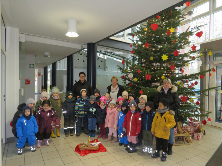 Die gelbe und die grüne Gruppe der Kita „An der Feuerwehr“ überraschten die Beschäftigten der Verwaltung mit Adventsgesang vor dem Weihnachtsbaum der Gemeinde Lehre.