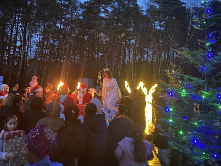 Umringt von Kindern und deren Eltern wurden vom Weihnachtsmann und Christkind die Geschenke verteilt. 