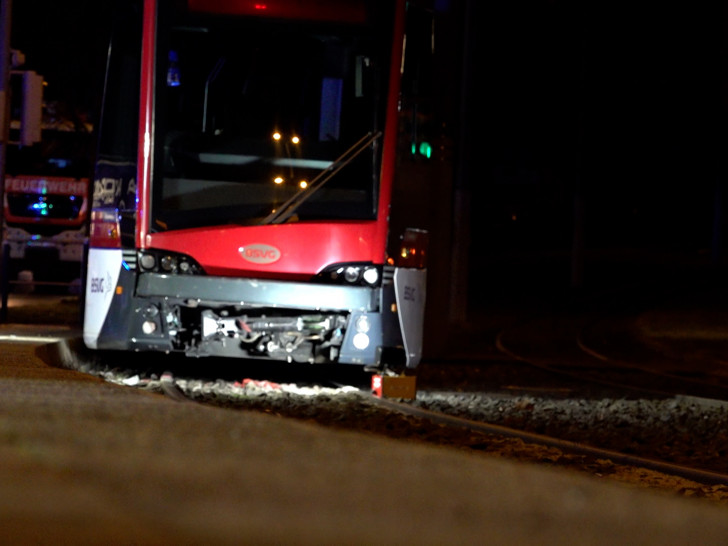 Ein Mann ist beim Jödebrunnen unter eine Straßenbahn geraten.