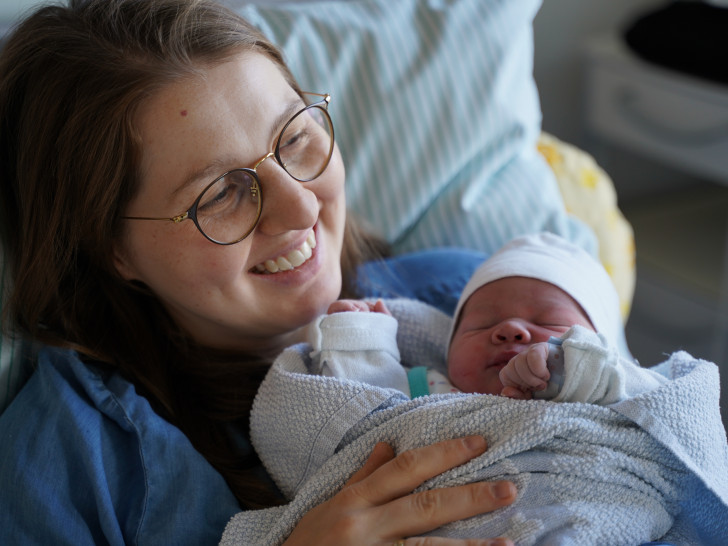 Die stolze Mutter mit ihrem Neugeborenen Arno Wilhelm.