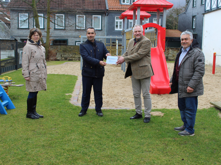 Von links: Claudia Reichardt (Paritätischer), Elaaddin Yasaroglu (BIZ), Dr. Volker Bullwinkel (Paritätischer) und  Isa Cicek (BIZ) auf dem Spielplatz der Kindertagespflege.