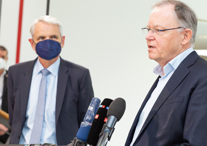 v.l.n.r.: Prof. Dirk Heinz, Wissenschaftlicher Geschäftsführer des HZI, und der Ministerpräsident von Niedersachsen Stephan Weil.