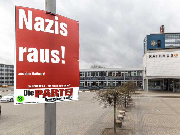 Das Plakat der PARTEI vor dem Lebenstedter Rathaus.