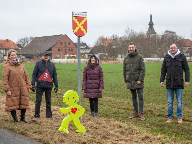 von links: Heidemarie Brackmann, Heinrich F. Biller, Claudia Clod von der SPD Groß Stöckheim, Anwohner Tim Hennecke und Ortsbürgermeister Michael Hofmann.