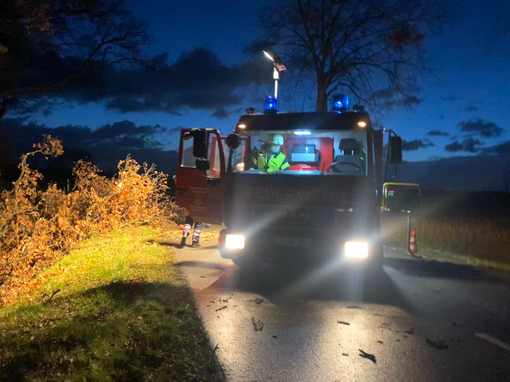 Die freiwilligen Feuerwehren in Gifhorn sind seit 1:30 Uhr im Einsatz, wie hier bei Adenbüttel.