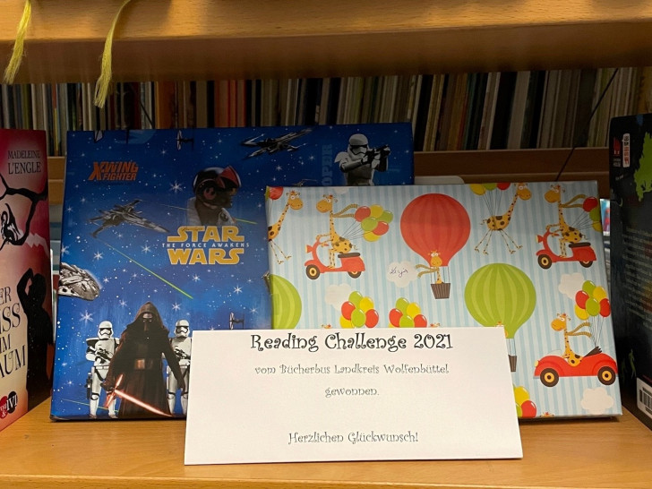 Noch stehen die Preise verpackt im Bücherregal, bald halten die Gewinnerinnen und Gewinner der Reading Challenge diese in den Händen.