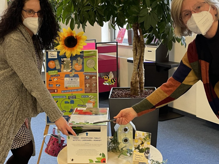 Daniela Bergmann-Baczynski (l.) und Cornelia Schilling, Vorsitzende des NABU Wolfenbüttel mit der neuen Sammelbox in der Stadtbücherei.