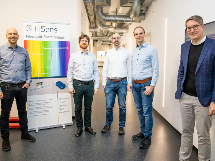 von rechts: Wirtschaftsförderer Gerold Leppa gratulierte Dr. Christian Waltermann, Dr. Jan Koch, Dr. Wolfgang Schippers und Philip Gühlke zur erneuten Investitionsförderung für ihre FiSens GmbH.