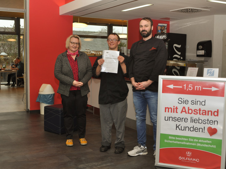 Im Bild (von links): Corina Bornecke, Geschäftsführerin des Solferino, ist stolz auf ihren Azubi Thomas Ebeling, der das Zeugnis seiner abgeschlossenen Ausbildung in den Händen hält. Ebenso stolz ist Küchenchef Fabian Nestle. 