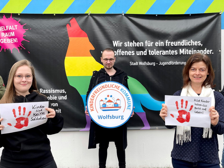 Foto (v.l.n.r.): Dirk Pennewitz, Annabell Blender, Marten Müller, Katrin Dedolf und Bianca Liegner vom Kinder- und Jugendbüro sagen Nein zur Rekrutierung und zum Einsatz von Kindersoldaten.