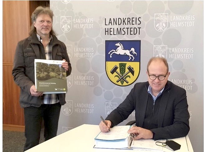 Bei der Unterzeichnung des Antrages: Leiter Fred Braumann (links) und Landrat Gerhard Radeck.