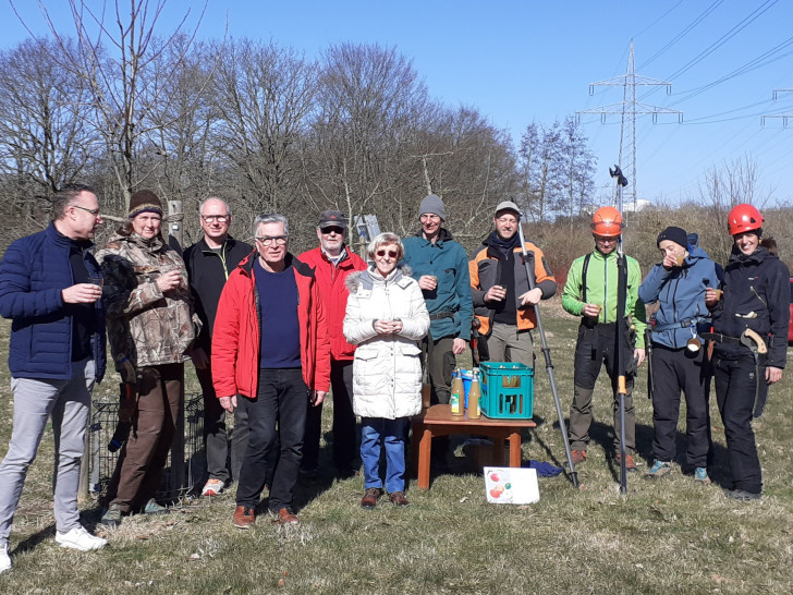 Auf dem Foto von links Joachim Grammes (Ortsbürgermeister), Sabine Fortak (AG Streuobst), Thorsten Werner (Ortsrat), Axel Bosse (stellvertretender Ortsbürgermeister), Peter Bronold (BUND), Dr. Ursula Partzsch-Asamoah Ortsrat und Helfer.