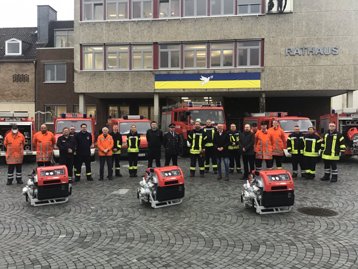 Von links: Vertreter der Wehren aus Berklingen, Ampleben, Schliestedt, Groß Dahlum, Uehrde und Eitzum vor den neuen Tragkraftspritzen. In der Mitte in zivil: Dirk Neumann und Mathias Stieler.