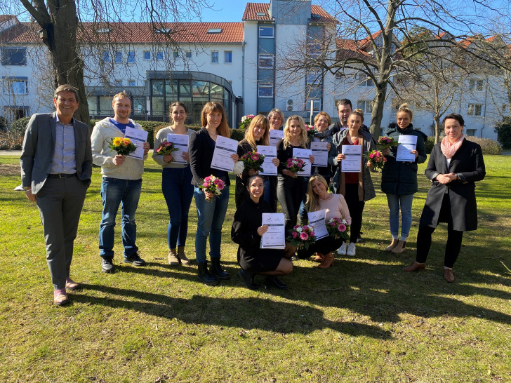 Die Absolventen bei der Zertifikatsübergabe mit Georg Schnieders (li.) und Tanja Peterson (re.).