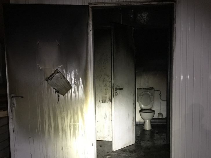 Dieser Toilettencontainer geriet in Brand.