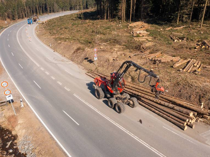 War fünf Tage lang wegen Baumfällarbeiten auch am Wochenende gesperrt: die B4 zwischen Bad Harzburg und Torfhaus.