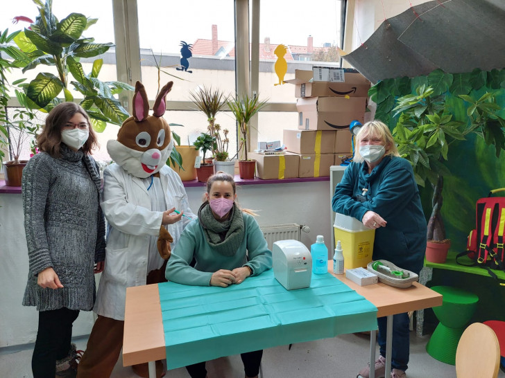 Im AHA-ERLEBNISmuseum findet eine Kinderimpfung statt. Mit dabei: Dr. Rabbit.