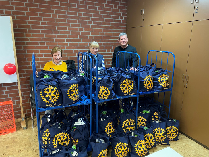 Brigitte Kuckertz, Dagmar Schulze (Präsidentin der Rotaryclubs Salzgitter Wolfenbüttel), Robert Löffler (Clubsekretär) (v. li.).