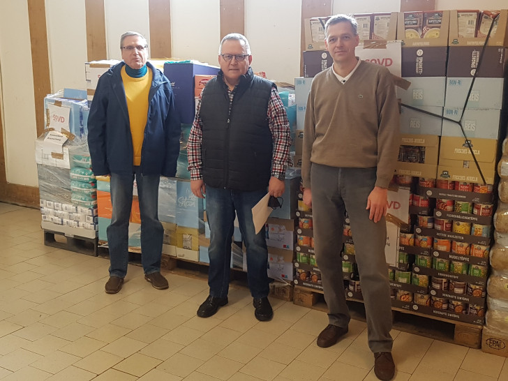 Foto von links nach rechts: Wolfgang Neltner, Reiner Knoll, Kai Bursie (alle SoVD  Braunschweig) vor den Paletten, die in das Grenzgebiet gehen. 